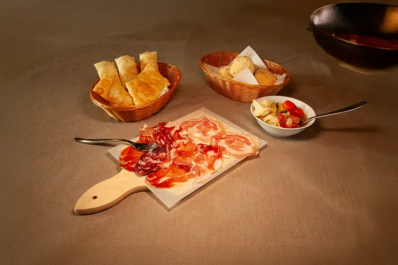 Tagliere tradizionale di salumi e formaggi dell'agriturismo Cergallina
