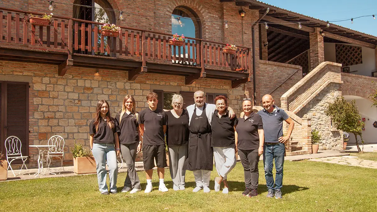 Il team del ristorante dell'Agriturismo Cergallina, con lo chef e la sua brigata di cucina